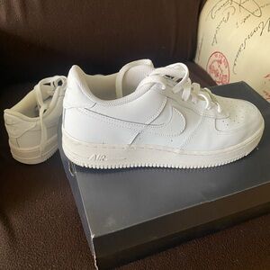 Nike Air Force 1 Low
Triple White (GS)-7Y (8.5/9 womens)